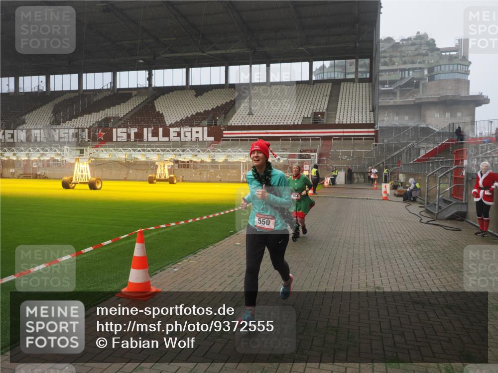 07.12.2025 - St. Pauli X-Mass-Run No. 15 Fabian Wolf http://msf.ph/oto/9372555 07.12.2025 10:10:34 Ziel 550, 964, 1571, 2083, 2087 meine-sportfotos.de