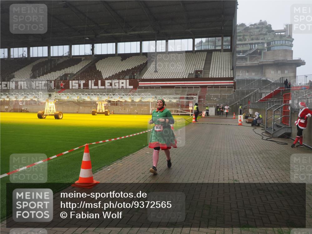 07.12.2025 - St. Pauli X-Mass-Run No. 15 Fabian Wolf http://msf.ph/oto/9372565 07.12.2025 10:10:35 Ziel 550, 964, 1571, 2083, 2087 meine-sportfotos.de