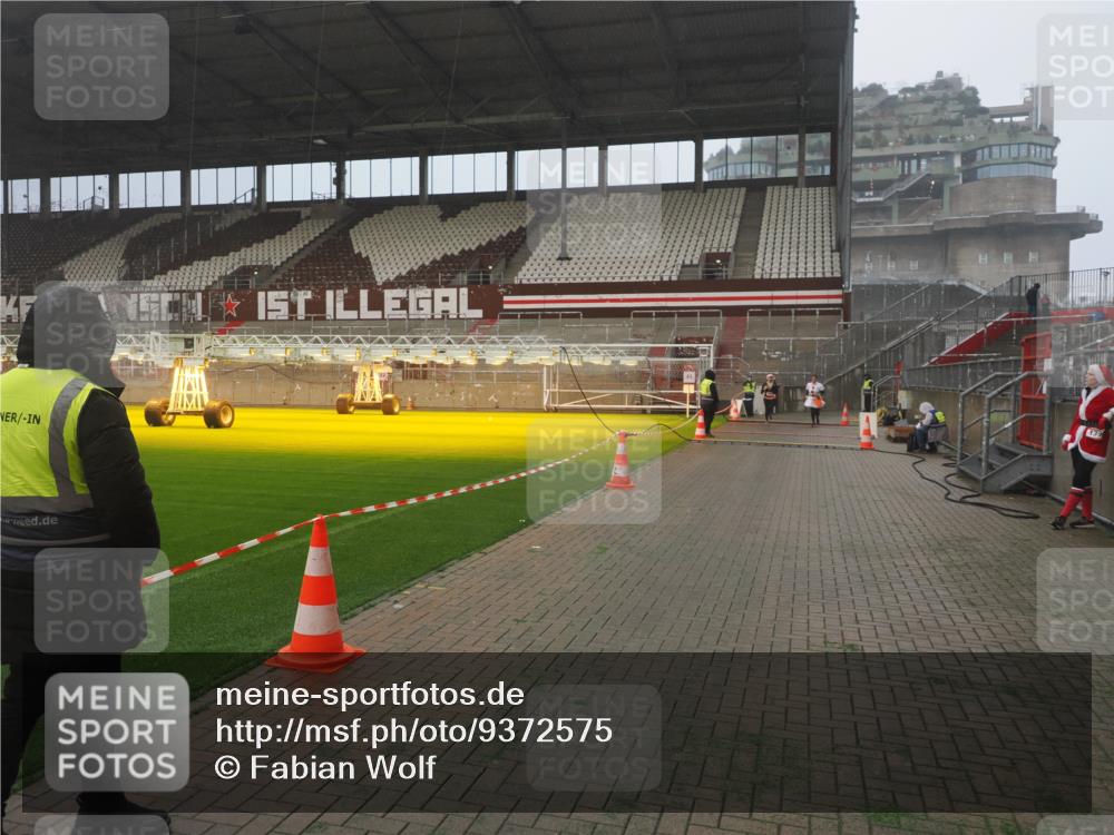 07.12.2025 - St. Pauli X-Mass-Run No. 15 Fabian Wolf http://msf.ph/oto/9372575 07.12.2025 10:10:37 Ziel 550, 964, 1571, 2083, 2087 meine-sportfotos.de