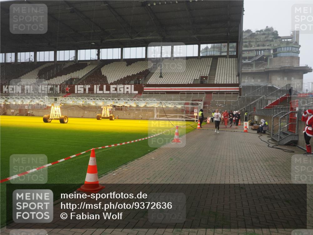 07.12.2025 - St. Pauli X-Mass-Run No. 15 Fabian Wolf http://msf.ph/oto/9372636 07.12.2025 10:10:50 Ziel 57, 979, 983, 1426, 1768, 2530, 4885 meine-sportfotos.de