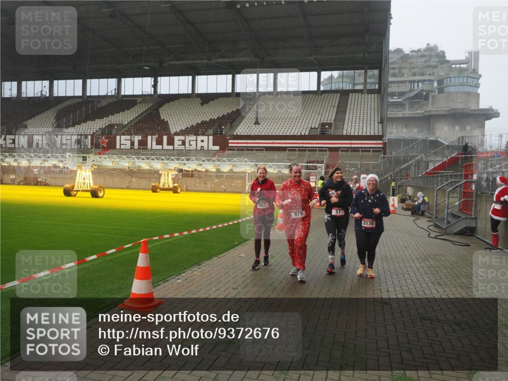 07.12.2025 - St. Pauli X-Mass-Run No. 15 Fabian Wolf http://msf.ph/oto/9372676 07.12.2025 10:10:59 Ziel 57, 979, 983, 1148, 1149, 1150, 1426, 1768, 1929, 1935, 2530 meine-sportfotos.de