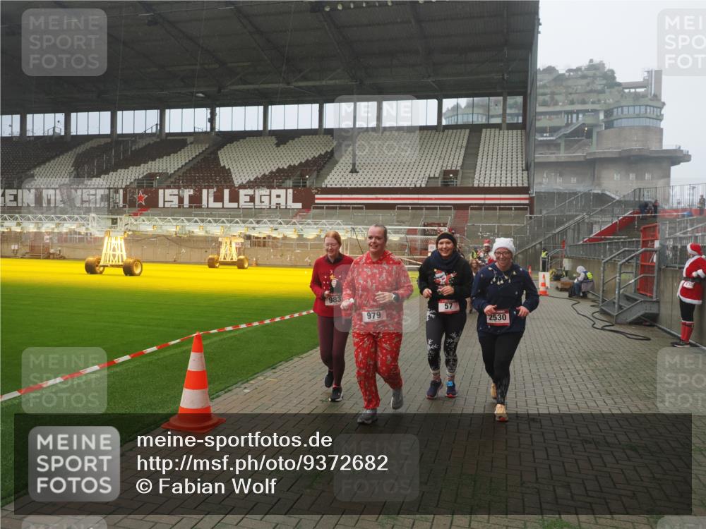 07.12.2025 - St. Pauli X-Mass-Run No. 15 Fabian Wolf http://msf.ph/oto/9372682 07.12.2025 10:10:59 Ziel 57, 979, 983, 1148, 1149, 1150, 1426, 1768, 1929, 1935, 2530 meine-sportfotos.de