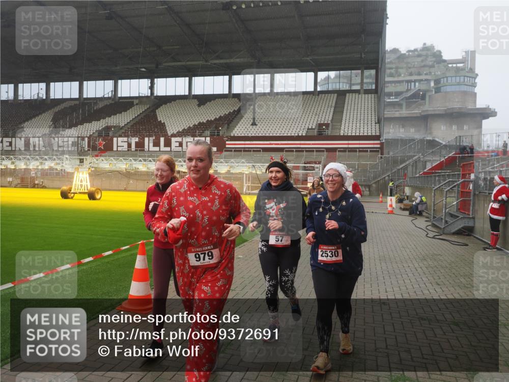 07.12.2025 - St. Pauli X-Mass-Run No. 15 Fabian Wolf http://msf.ph/oto/9372691 07.12.2025 10:11:00 Ziel 57, 979, 983, 1148, 1149, 1150, 1426, 1929, 1935, 2530 meine-sportfotos.de