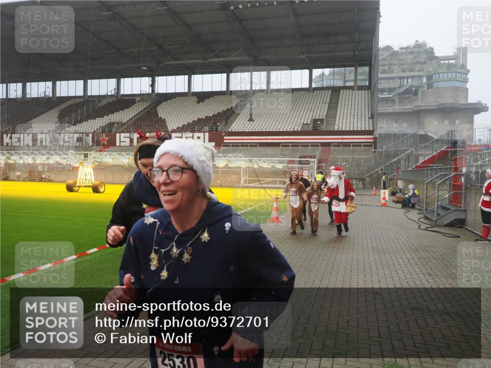 07.12.2025 - St. Pauli X-Mass-Run No. 15 Fabian Wolf http://msf.ph/oto/9372701 07.12.2025 10:11:01 Ziel 57, 979, 983, 1148, 1149, 1150, 1426, 1929, 1935, 2530 meine-sportfotos.de
