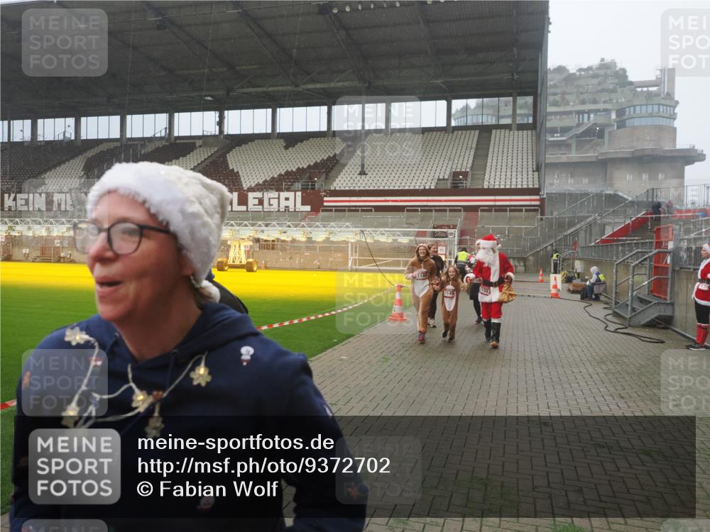 07.12.2025 - St. Pauli X-Mass-Run No. 15 Fabian Wolf http://msf.ph/oto/9372702 07.12.2025 10:11:01 Ziel 57, 979, 983, 1148, 1149, 1150, 1426, 1929, 1935, 2530 meine-sportfotos.de