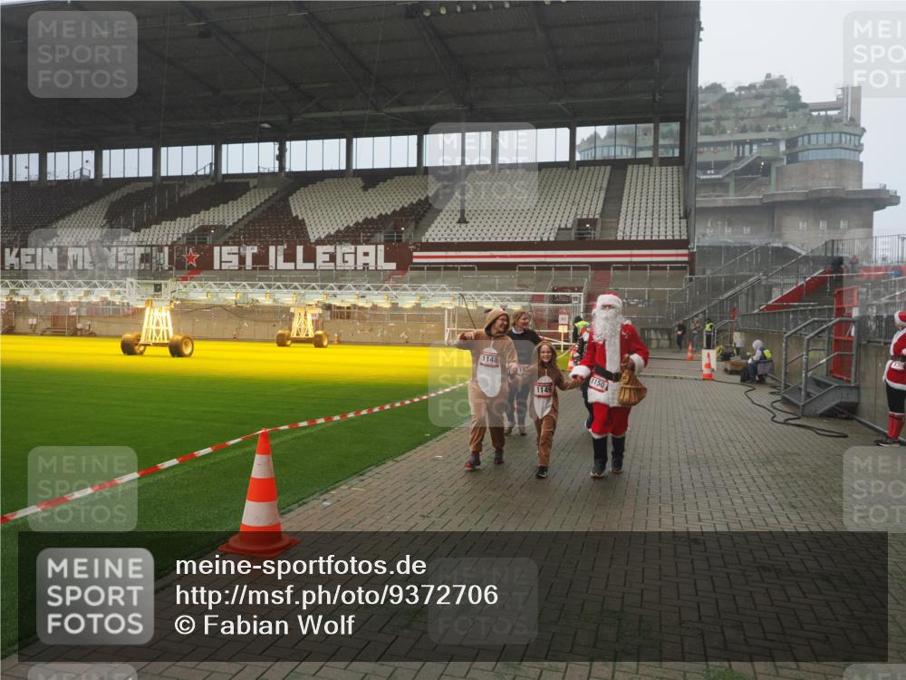 07.12.2025 - St. Pauli X-Mass-Run No. 15 Fabian Wolf http://msf.ph/oto/9372706 07.12.2025 10:11:02 Ziel 57, 979, 983, 1148, 1149, 1150, 1426, 1929, 1935, 2530 meine-sportfotos.de