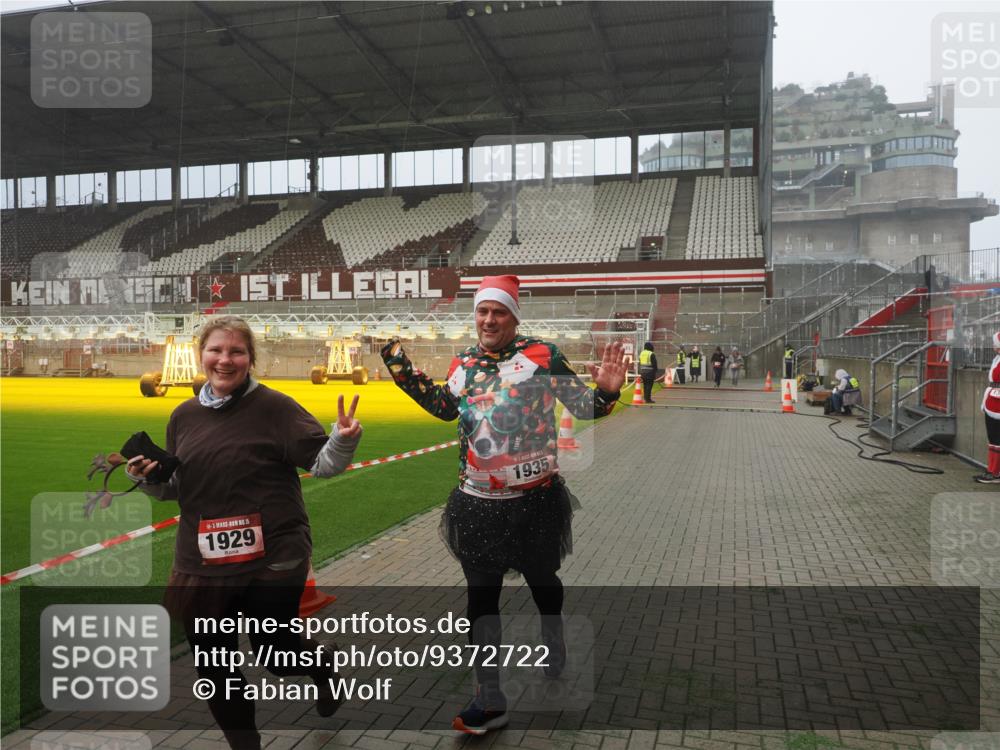 07.12.2025 - St. Pauli X-Mass-Run No. 15 Fabian Wolf http://msf.ph/oto/9372722 07.12.2025 10:11:06 Ziel 57, 979, 983, 1148, 1149, 1150, 1426, 1929, 1935, 2530 meine-sportfotos.de