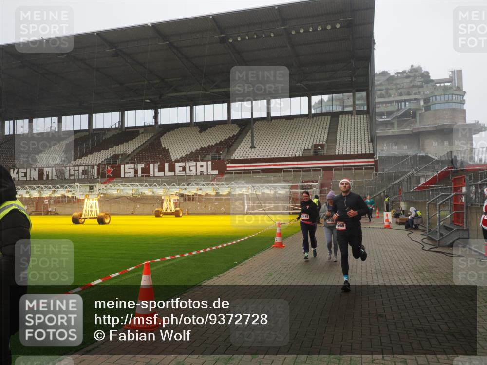 07.12.2025 - St. Pauli X-Mass-Run No. 15 Fabian Wolf http://msf.ph/oto/9372728 07.12.2025 10:11:15 Ziel 1935, 1969, 3815 meine-sportfotos.de