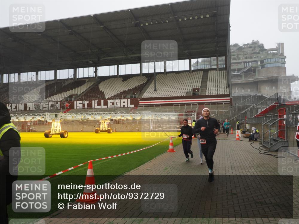 07.12.2025 - St. Pauli X-Mass-Run No. 15 Fabian Wolf http://msf.ph/oto/9372729 07.12.2025 10:11:15 Ziel 1935, 1969, 3815 meine-sportfotos.de