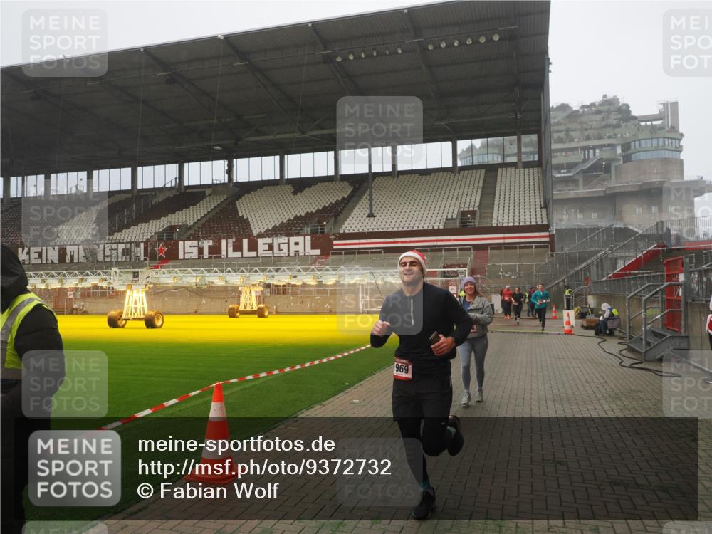07.12.2025 - St. Pauli X-Mass-Run No. 15 Fabian Wolf http://msf.ph/oto/9372732 07.12.2025 10:11:16 Ziel 1969, 3354, 3815, 4499, 4525 meine-sportfotos.de