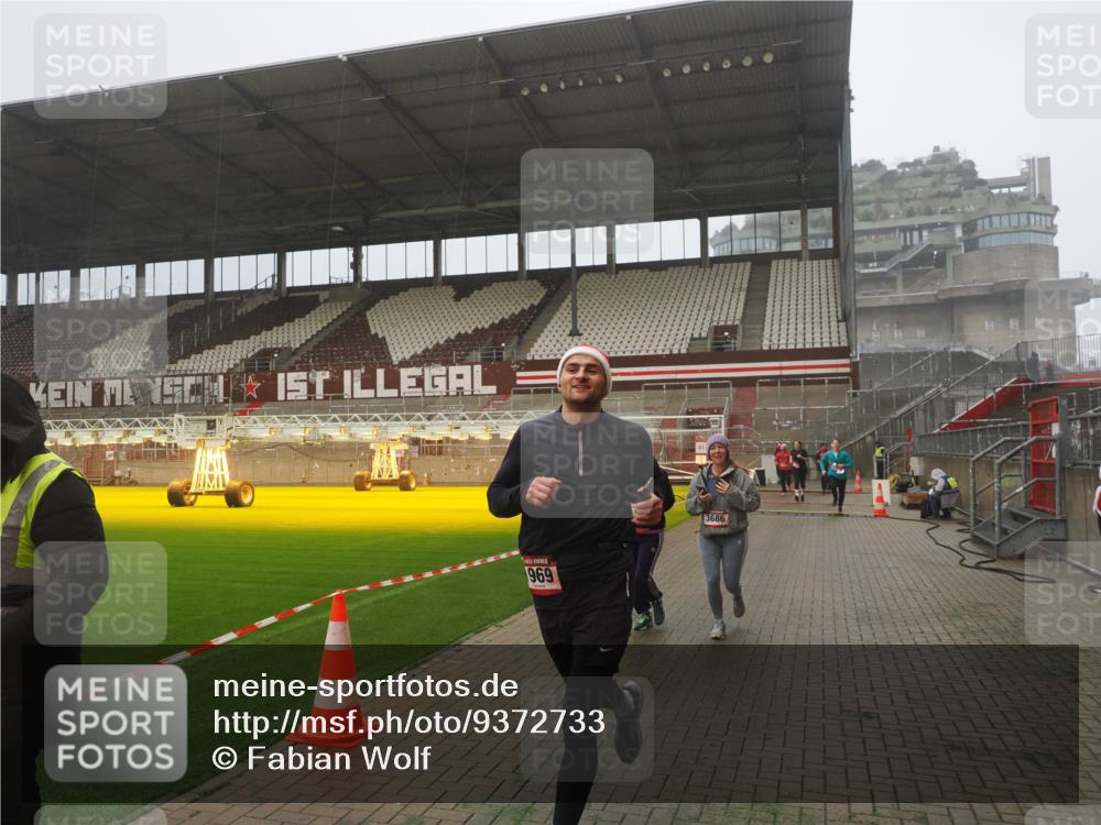 07.12.2025 - St. Pauli X-Mass-Run No. 15 Fabian Wolf http://msf.ph/oto/9372733 07.12.2025 10:11:16 Ziel 1969, 3354, 3815, 4499, 4525 meine-sportfotos.de