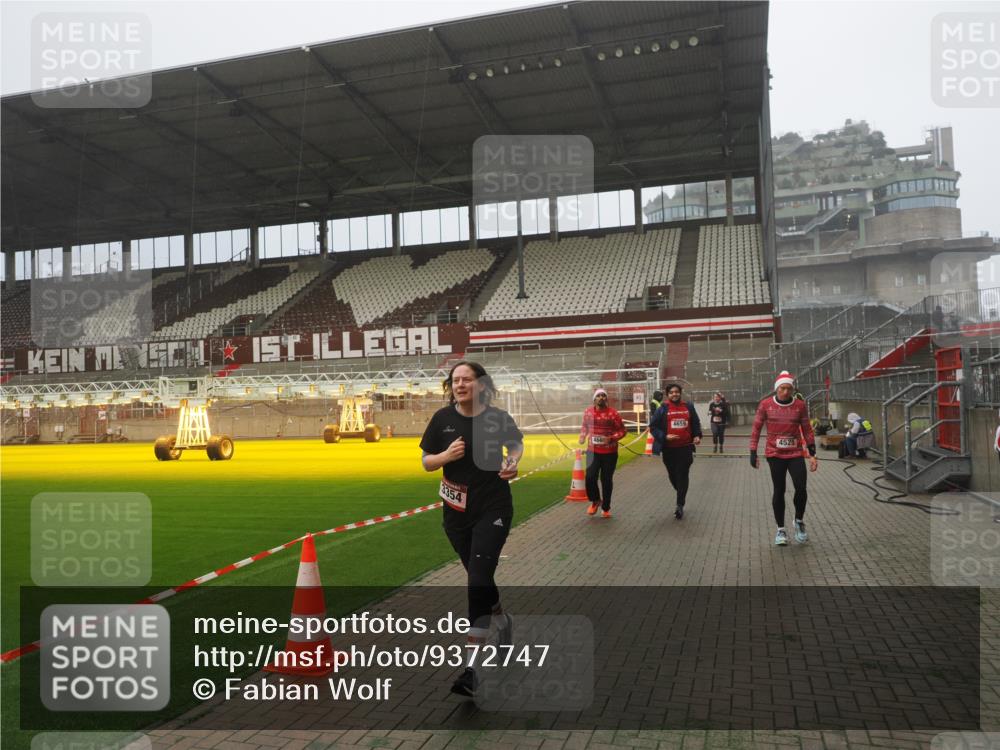 07.12.2025 - St. Pauli X-Mass-Run No. 15 Fabian Wolf http://msf.ph/oto/9372747 07.12.2025 10:11:24 Ziel 1969, 3354, 3815, 4499, 4525, 4659, 4661, 4662 meine-sportfotos.de
