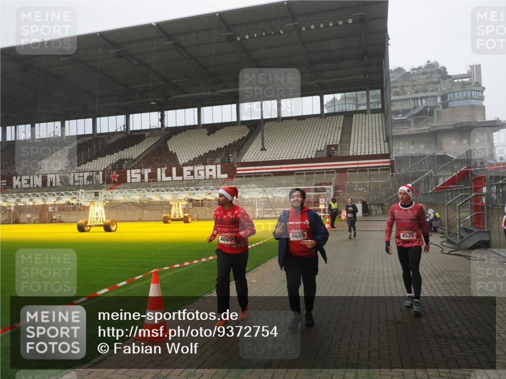 07.12.2025 - St. Pauli X-Mass-Run No. 15 Fabian Wolf http://msf.ph/oto/9372754 07.12.2025 10:11:26 Ziel 1969, 3354, 3815, 4499, 4525, 4659, 4661, 4662 meine-sportfotos.de
