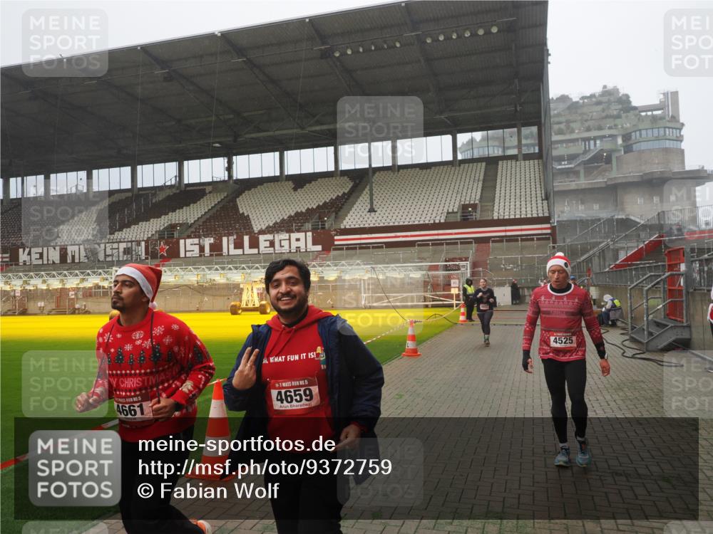 07.12.2025 - St. Pauli X-Mass-Run No. 15 Fabian Wolf http://msf.ph/oto/9372759 07.12.2025 10:11:27 Ziel 1969, 3354, 3815, 4499, 4525, 4659, 4661, 4662 meine-sportfotos.de