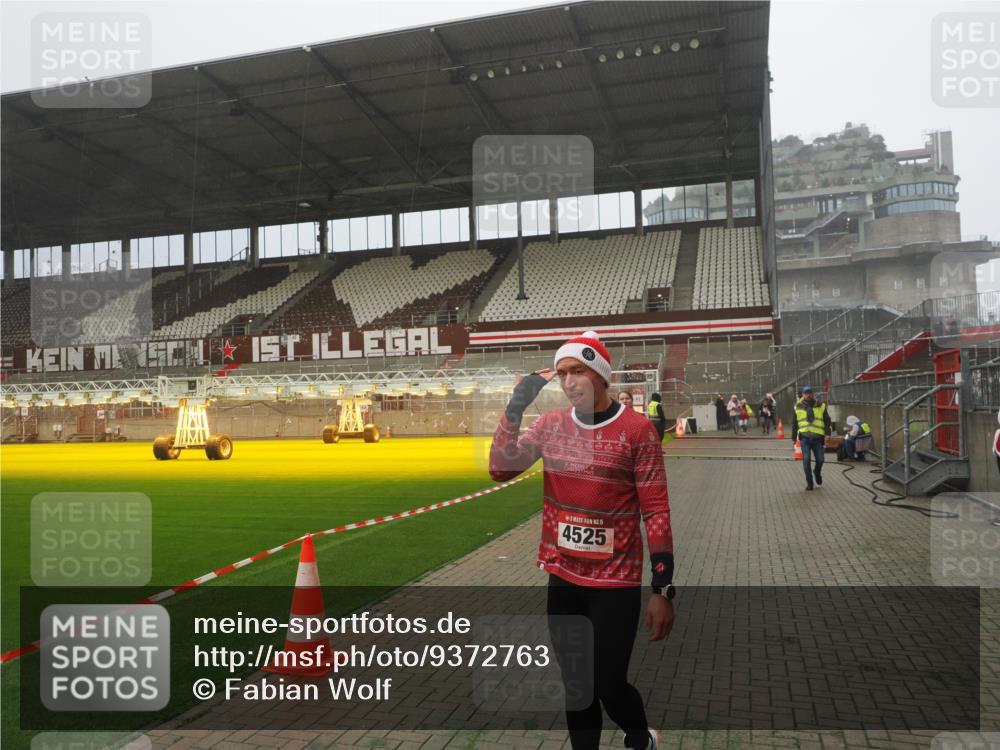 07.12.2025 - St. Pauli X-Mass-Run No. 15 Fabian Wolf http://msf.ph/oto/9372763 07.12.2025 10:11:29 Ziel 1969, 3354, 4499, 4525, 4659, 4661, 4662 meine-sportfotos.de