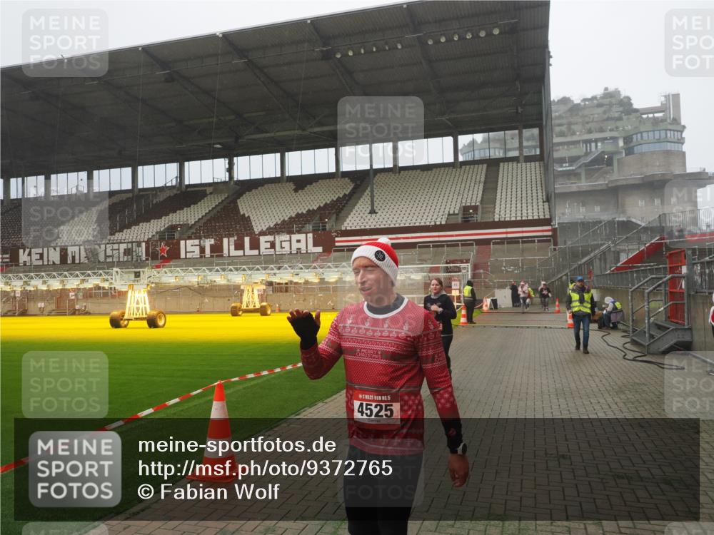 07.12.2025 - St. Pauli X-Mass-Run No. 15 Fabian Wolf http://msf.ph/oto/9372765 07.12.2025 10:11:30 Ziel 1969, 3354, 4499, 4525, 4659, 4661, 4662 meine-sportfotos.de