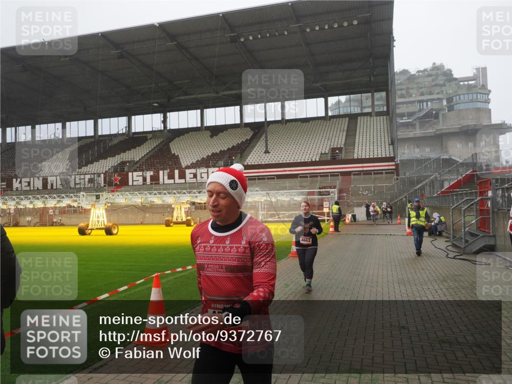 07.12.2025 - St. Pauli X-Mass-Run No. 15 Fabian Wolf http://msf.ph/oto/9372767 07.12.2025 10:11:30 Ziel 1969, 3354, 4499, 4525, 4659, 4661, 4662 meine-sportfotos.de
