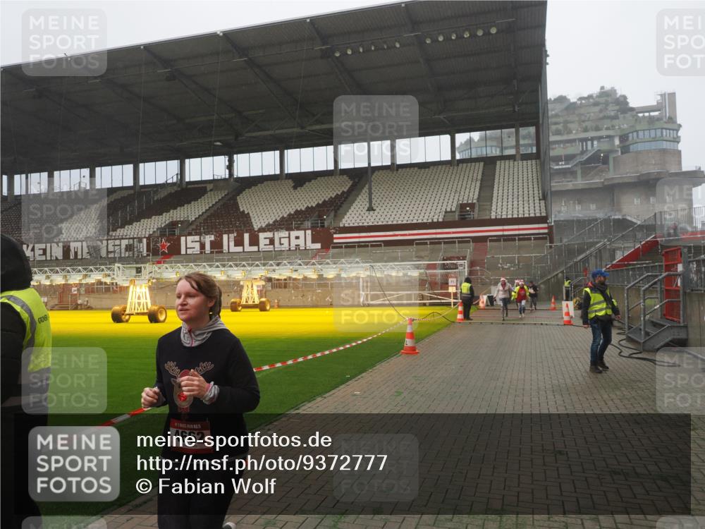 07.12.2025 - St. Pauli X-Mass-Run No. 15 Fabian Wolf http://msf.ph/oto/9372777 07.12.2025 10:11:32 Ziel 2909, 3085, 3354, 4499, 4525, 4659, 4661, 4662 meine-sportfotos.de
