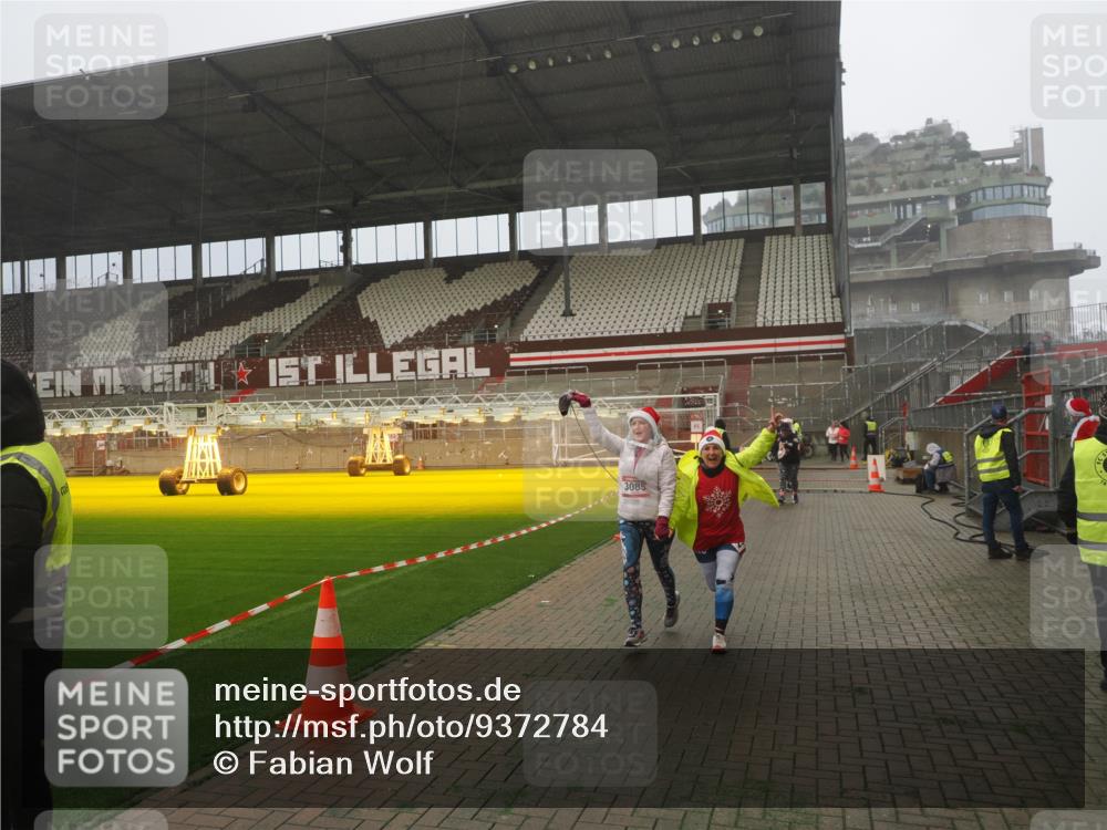 07.12.2025 - St. Pauli X-Mass-Run No. 15 Fabian Wolf http://msf.ph/oto/9372784 07.12.2025 10:11:38 Ziel 670, 2909, 3085, 3909, 4659, 4662 meine-sportfotos.de