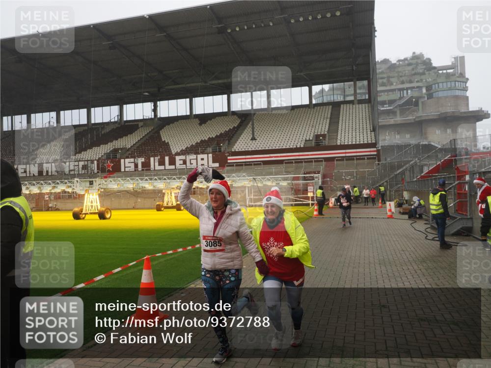 07.12.2025 - St. Pauli X-Mass-Run No. 15 Fabian Wolf http://msf.ph/oto/9372788 07.12.2025 10:11:39 Ziel 670, 2909, 3085, 3909, 4662 meine-sportfotos.de