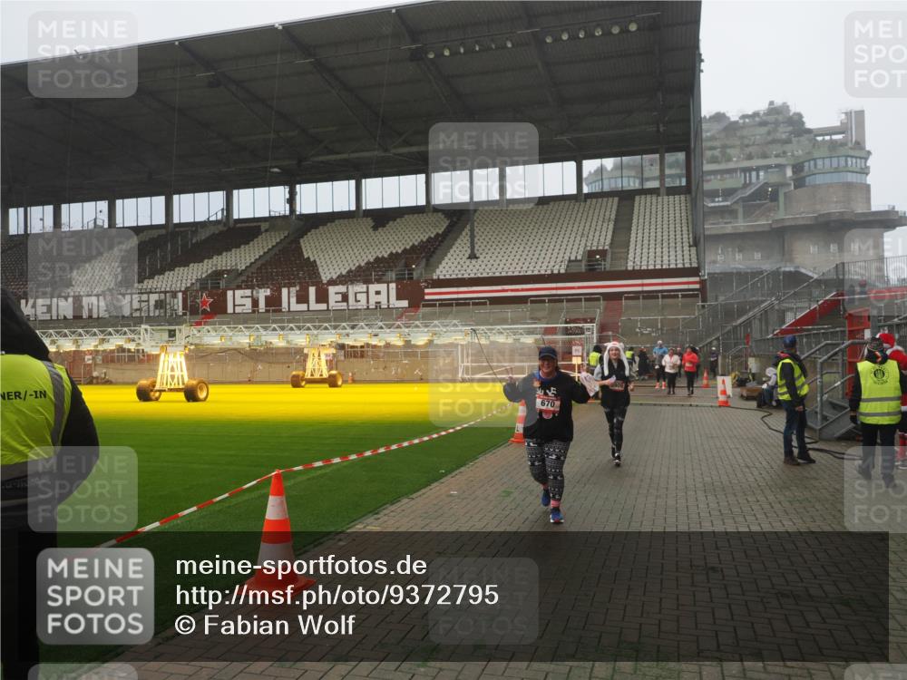 07.12.2025 - St. Pauli X-Mass-Run No. 15 Fabian Wolf http://msf.ph/oto/9372795 07.12.2025 10:11:43 Ziel 670, 2909, 3085, 3761, 3767, 3909 meine-sportfotos.de