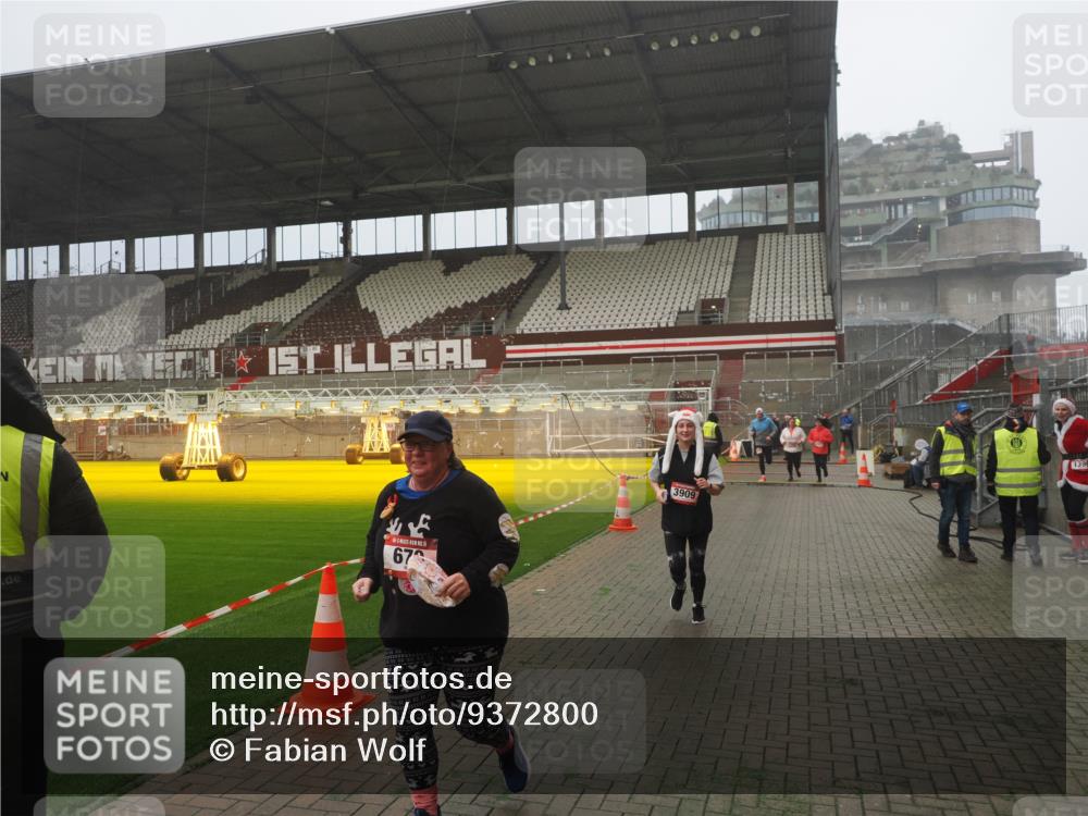 07.12.2025 - St. Pauli X-Mass-Run No. 15 Fabian Wolf http://msf.ph/oto/9372800 07.12.2025 10:11:44 Ziel 670, 2906, 2909, 3085, 3761, 3767, 3909 meine-sportfotos.de