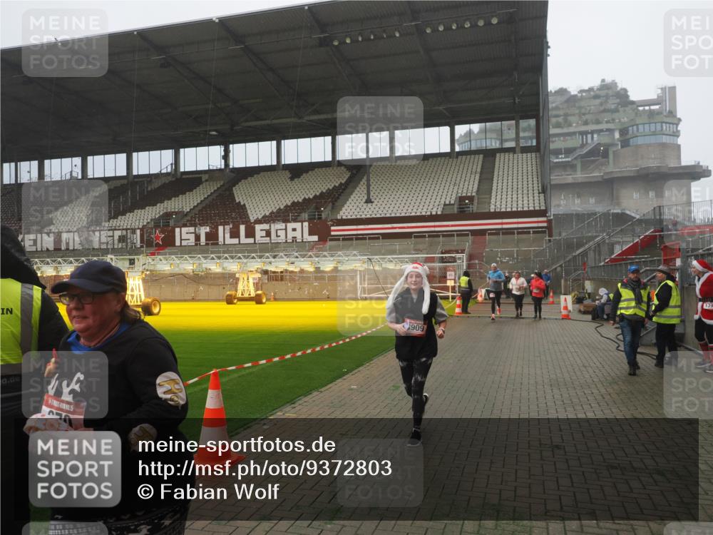 07.12.2025 - St. Pauli X-Mass-Run No. 15 Fabian Wolf http://msf.ph/oto/9372803 07.12.2025 10:11:45 Ziel 670, 2906, 2909, 3085, 3761, 3767, 3909 meine-sportfotos.de