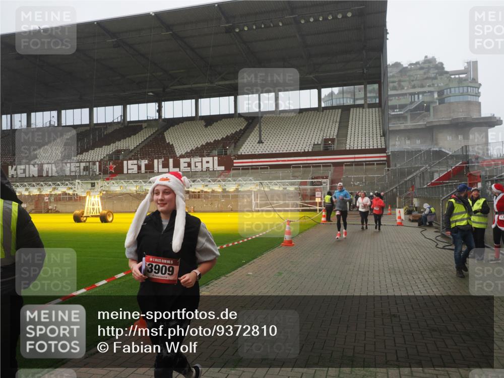07.12.2025 - St. Pauli X-Mass-Run No. 15 Fabian Wolf http://msf.ph/oto/9372810 07.12.2025 10:11:46 Ziel 670, 2906, 2909, 3085, 3761, 3767, 3909 meine-sportfotos.de