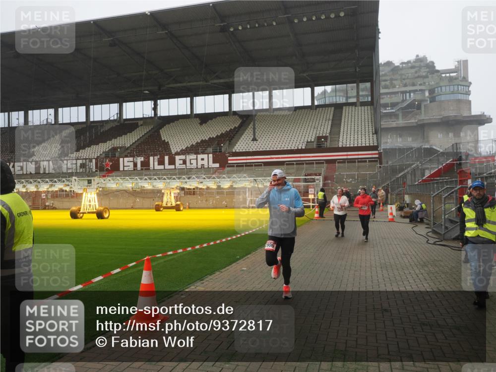 07.12.2025 - St. Pauli X-Mass-Run No. 15 Fabian Wolf http://msf.ph/oto/9372817 07.12.2025 10:11:49 Ziel 670, 1687, 2906, 2909, 3085, 3761, 3767, 3909, 3932, 3935 meine-sportfotos.de