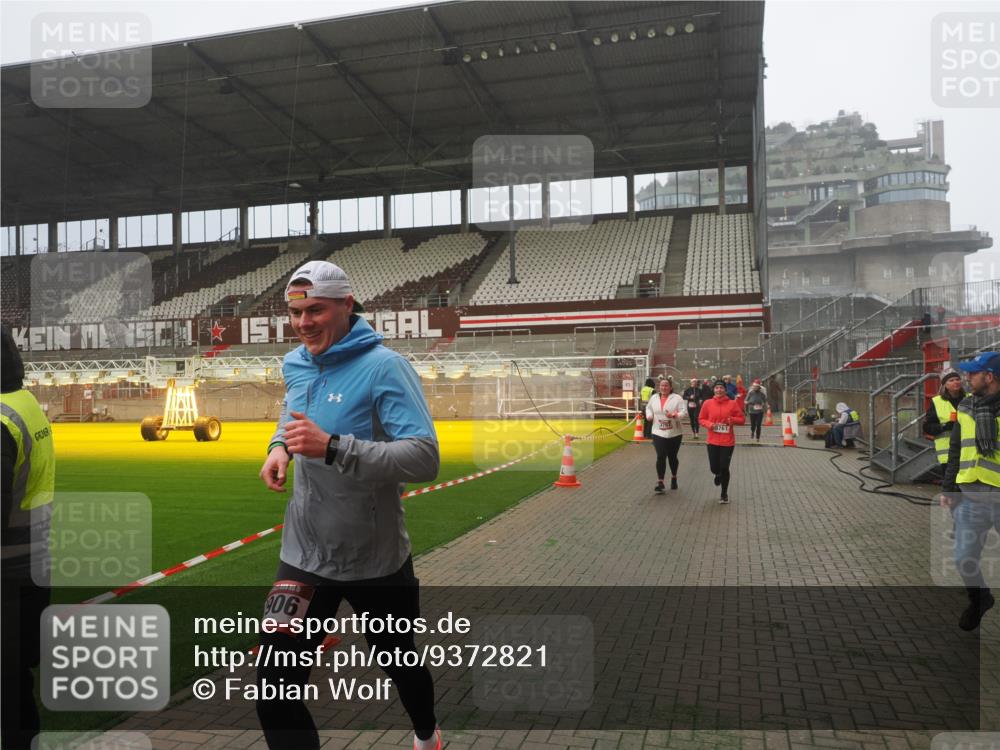 07.12.2025 - St. Pauli X-Mass-Run No. 15 Fabian Wolf http://msf.ph/oto/9372821 07.12.2025 10:11:49 Ziel 670, 1687, 2906, 2909, 3085, 3761, 3767, 3909, 3932, 3935 meine-sportfotos.de