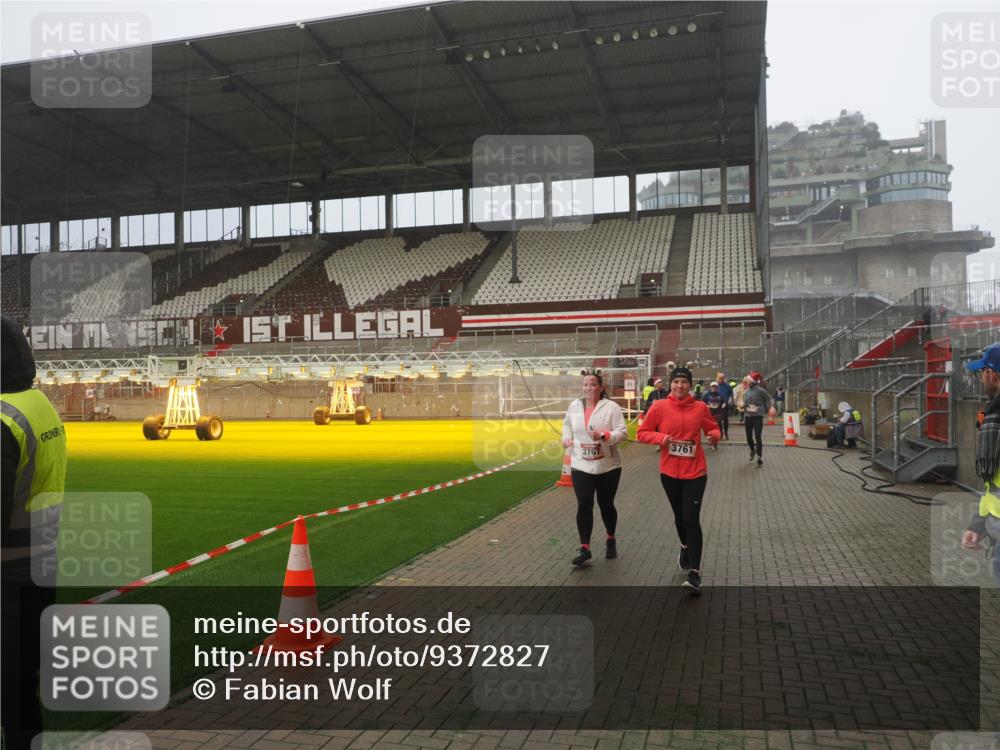 07.12.2025 - St. Pauli X-Mass-Run No. 15 Fabian Wolf http://msf.ph/oto/9372827 07.12.2025 10:11:51 Ziel 670, 1687, 1688, 2906, 2909, 3085, 3761, 3767, 3909, 3932, 3935 meine-sportfotos.de
