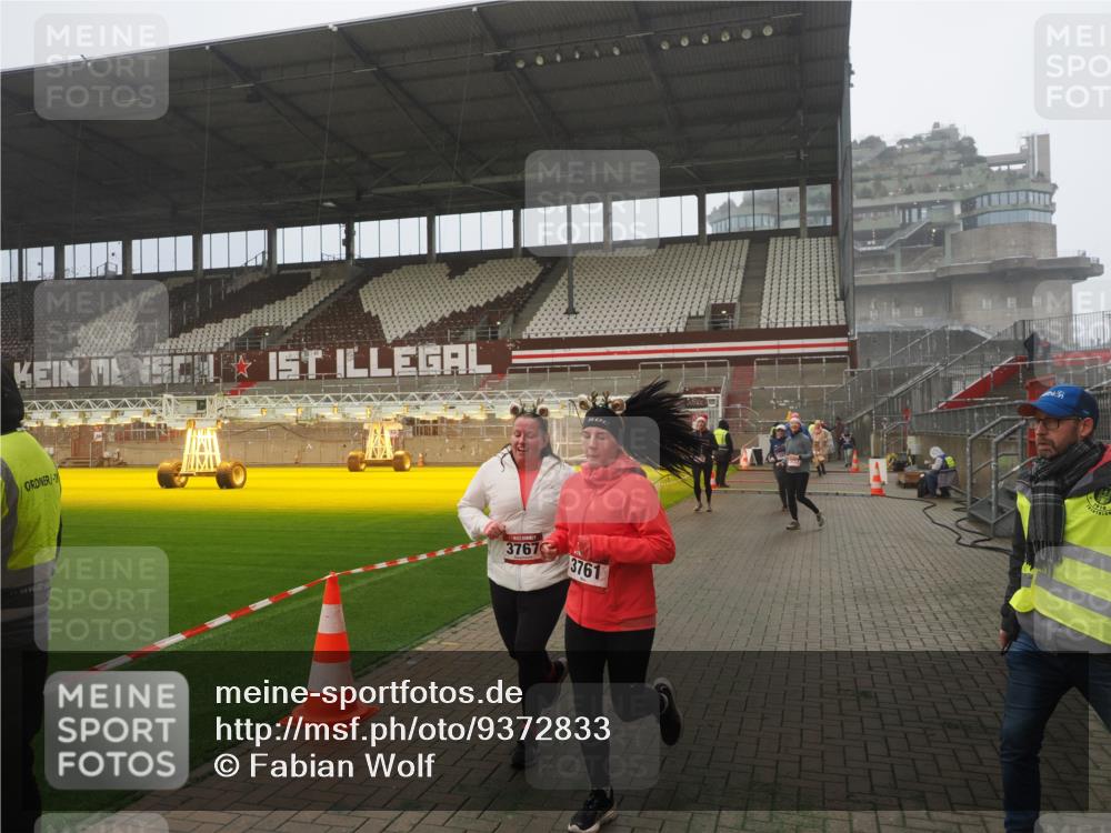 07.12.2025 - St. Pauli X-Mass-Run No. 15 Fabian Wolf http://msf.ph/oto/9372833 07.12.2025 10:11:53 Ziel 670, 756, 1687, 1688, 2906, 3761, 3767, 3909, 3932, 3935 meine-sportfotos.de