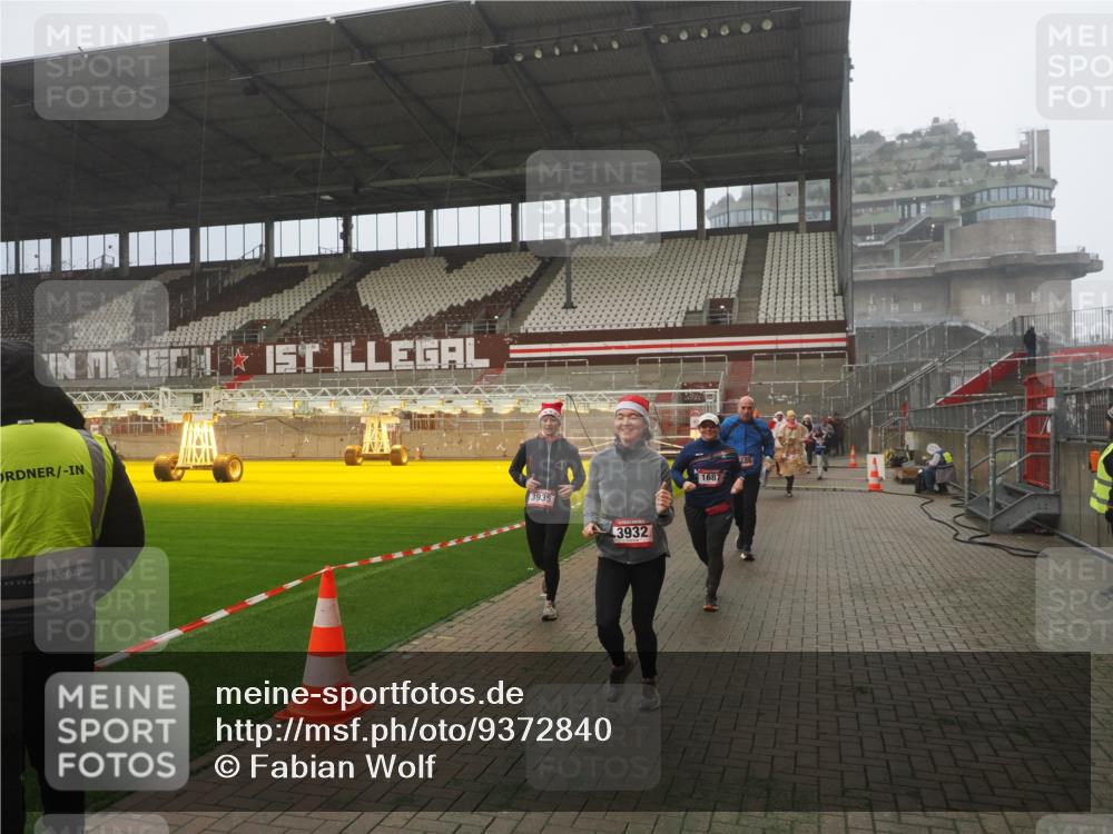 07.12.2025 - St. Pauli X-Mass-Run No. 15 Fabian Wolf http://msf.ph/oto/9372840 07.12.2025 10:11:57 Ziel 756, 1687, 1688, 1833, 2177, 2906, 3761, 3767, 3870, 3932, 3935 meine-sportfotos.de
