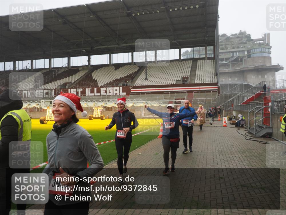 07.12.2025 - St. Pauli X-Mass-Run No. 15 Fabian Wolf http://msf.ph/oto/9372845 07.12.2025 10:11:58 Ziel 756, 1389, 1687, 1688, 1833, 2177, 2906, 3761, 3767, 3870, 3932, 3935 meine-sportfotos.de