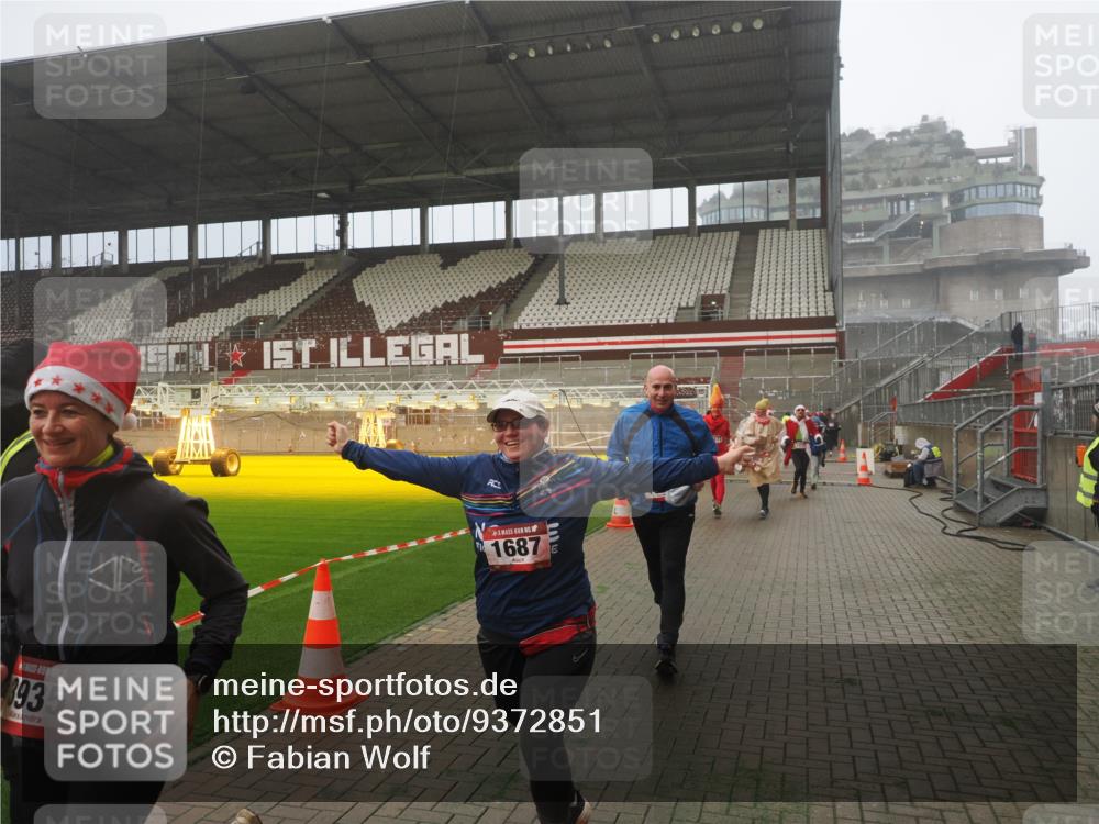 07.12.2025 - St. Pauli X-Mass-Run No. 15 Fabian Wolf http://msf.ph/oto/9372851 07.12.2025 10:11:59 Ziel 756, 1389, 1687, 1688, 1833, 2177, 2906, 3761, 3767, 3870, 3932, 3935, 4658 meine-sportfotos.de