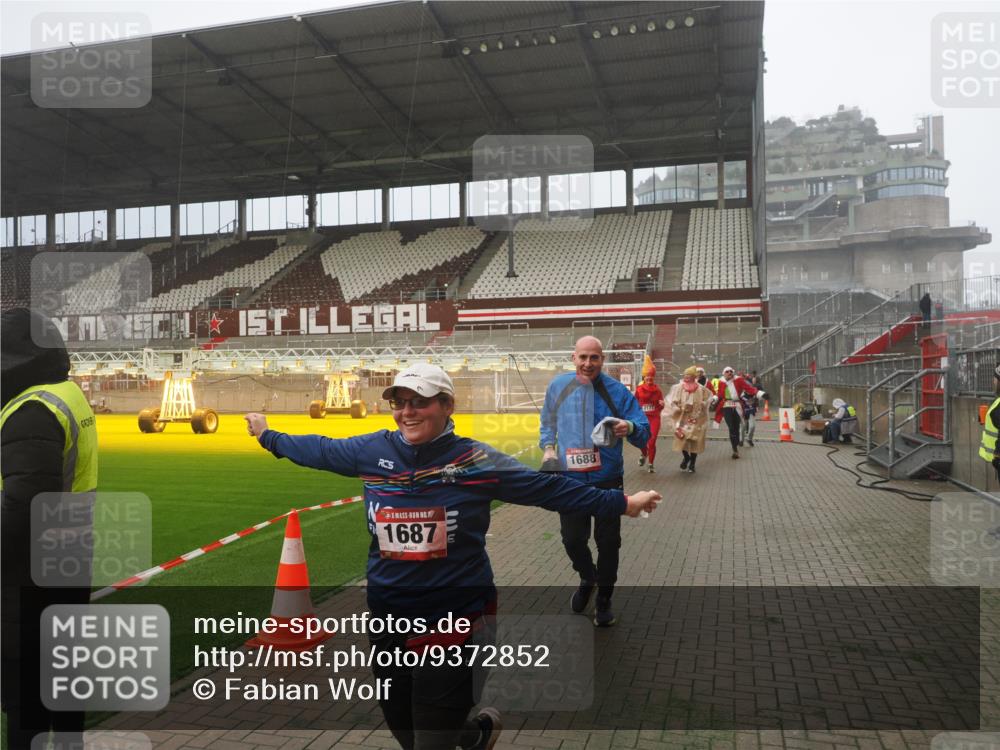 07.12.2025 - St. Pauli X-Mass-Run No. 15 Fabian Wolf http://msf.ph/oto/9372852 07.12.2025 10:11:59 Ziel 756, 1389, 1687, 1688, 1833, 2177, 2906, 3761, 3767, 3870, 3932, 3935, 4658 meine-sportfotos.de