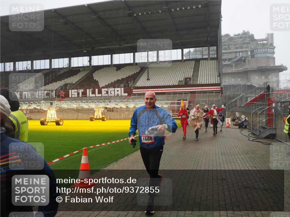 07.12.2025 - St. Pauli X-Mass-Run No. 15 Fabian Wolf http://msf.ph/oto/9372855 07.12.2025 10:12:00 Ziel 756, 1389, 1687, 1688, 1833, 2177, 2906, 3761, 3767, 3870, 3932, 3935, 4658 meine-sportfotos.de