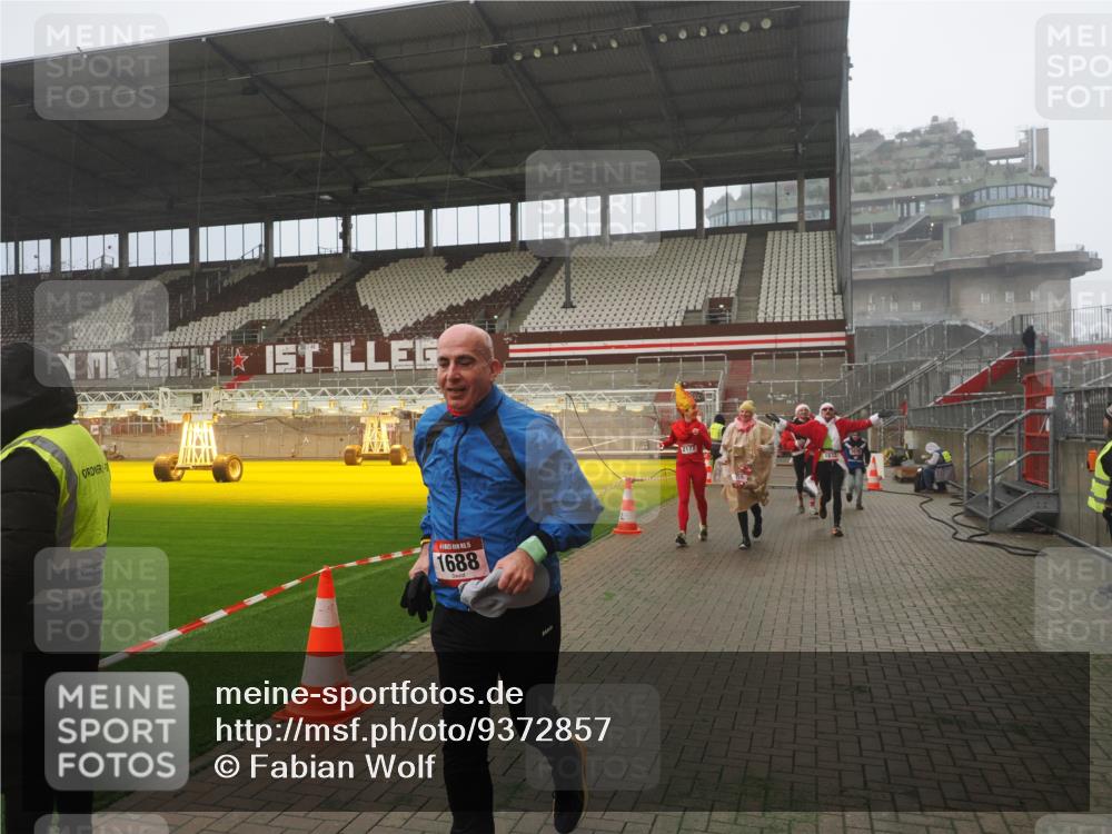 07.12.2025 - St. Pauli X-Mass-Run No. 15 Fabian Wolf http://msf.ph/oto/9372857 07.12.2025 10:12:00 Ziel 756, 1389, 1687, 1688, 1833, 2177, 2906, 3761, 3767, 3870, 3932, 3935, 4658 meine-sportfotos.de