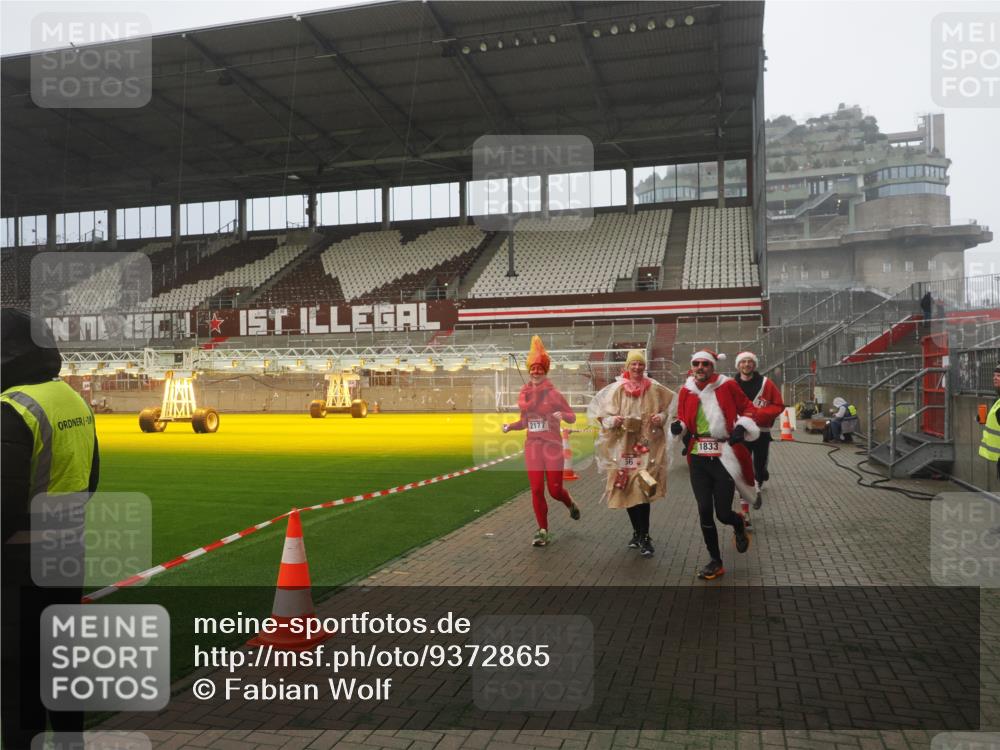 07.12.2025 - St. Pauli X-Mass-Run No. 15 Fabian Wolf http://msf.ph/oto/9372865 07.12.2025 10:12:02 Ziel 756, 1389, 1687, 1688, 1833, 2177, 2906, 3761, 3767, 3870, 3932, 3935, 4658 meine-sportfotos.de