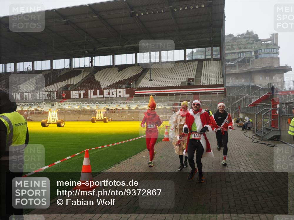 07.12.2025 - St. Pauli X-Mass-Run No. 15 Fabian Wolf http://msf.ph/oto/9372867 07.12.2025 10:12:02 Ziel 756, 1389, 1687, 1688, 1833, 2177, 2906, 3761, 3767, 3870, 3932, 3935, 4658 meine-sportfotos.de