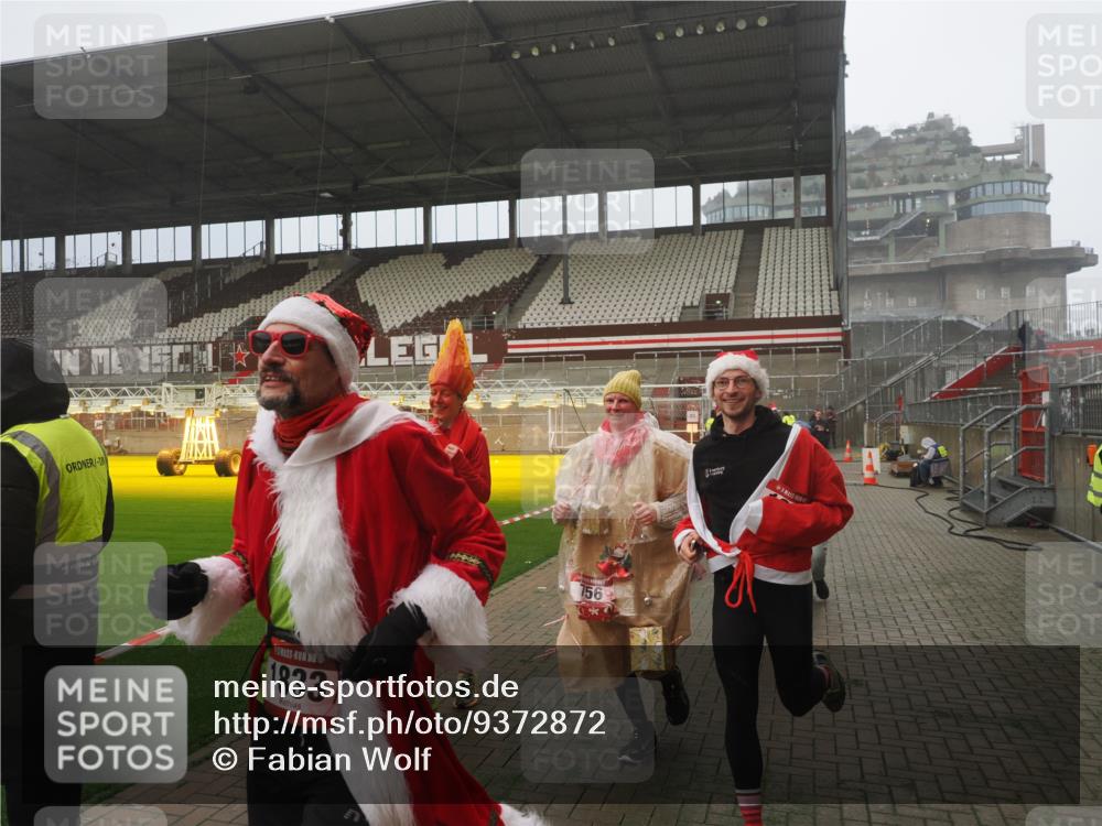 07.12.2025 - St. Pauli X-Mass-Run No. 15 Fabian Wolf http://msf.ph/oto/9372872 07.12.2025 10:12:03 Ziel 756, 1389, 1526, 1687, 1688, 1833, 2177, 2906, 3767, 3870, 3932, 3935, 4658 meine-sportfotos.de