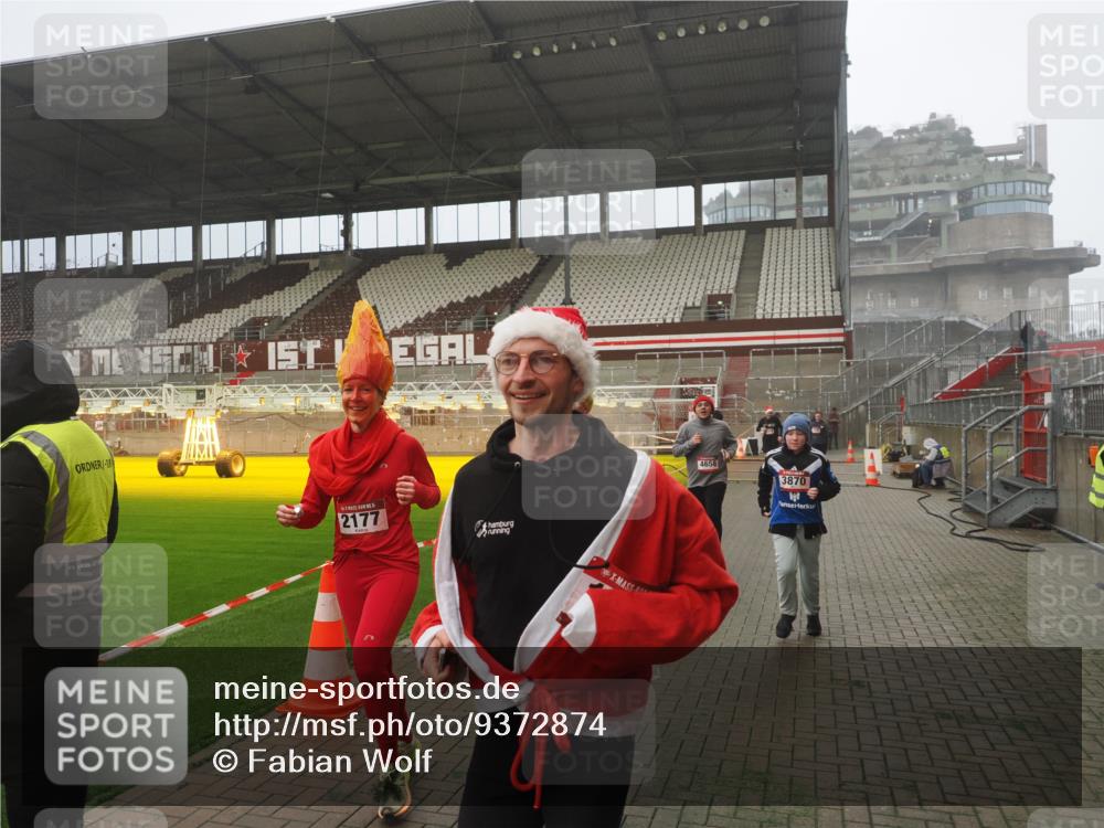 07.12.2025 - St. Pauli X-Mass-Run No. 15 Fabian Wolf http://msf.ph/oto/9372874 07.12.2025 10:12:04 Ziel 756, 1389, 1526, 1687, 1688, 1833, 2177, 2906, 3870, 3932, 3935, 4658 meine-sportfotos.de
