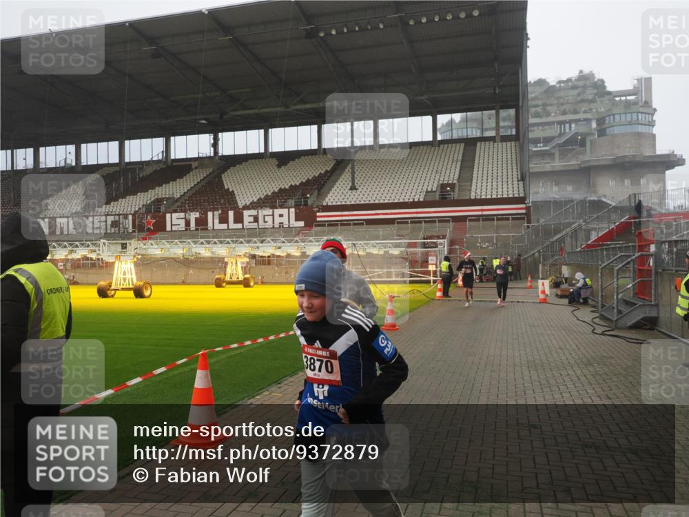 07.12.2025 - St. Pauli X-Mass-Run No. 15 Fabian Wolf http://msf.ph/oto/9372879 07.12.2025 10:12:05 Ziel 756, 1389, 1526, 1687, 1688, 1833, 2177, 3870, 3932, 3935, 4658 meine-sportfotos.de