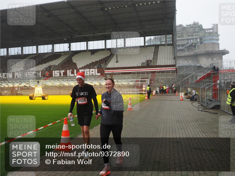 07.12.2025 - St. Pauli X-Mass-Run No. 15 Fabian Wolf http://msf.ph/oto/9372890 07.12.2025 10:12:13 Ziel 756, 1389, 1526, 1833, 2177, 3870, 4658 meine-sportfotos.de
