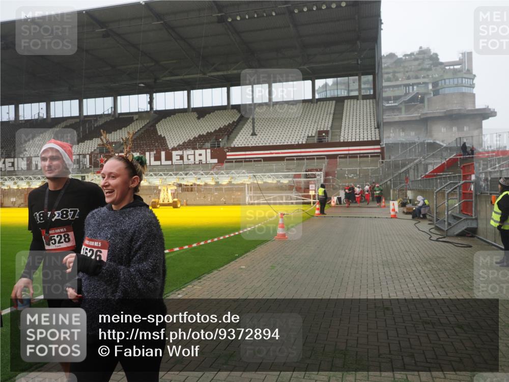 07.12.2025 - St. Pauli X-Mass-Run No. 15 Fabian Wolf http://msf.ph/oto/9372894 07.12.2025 10:12:14 Ziel 1389, 1526, 1833, 2177, 3870, 4658 meine-sportfotos.de