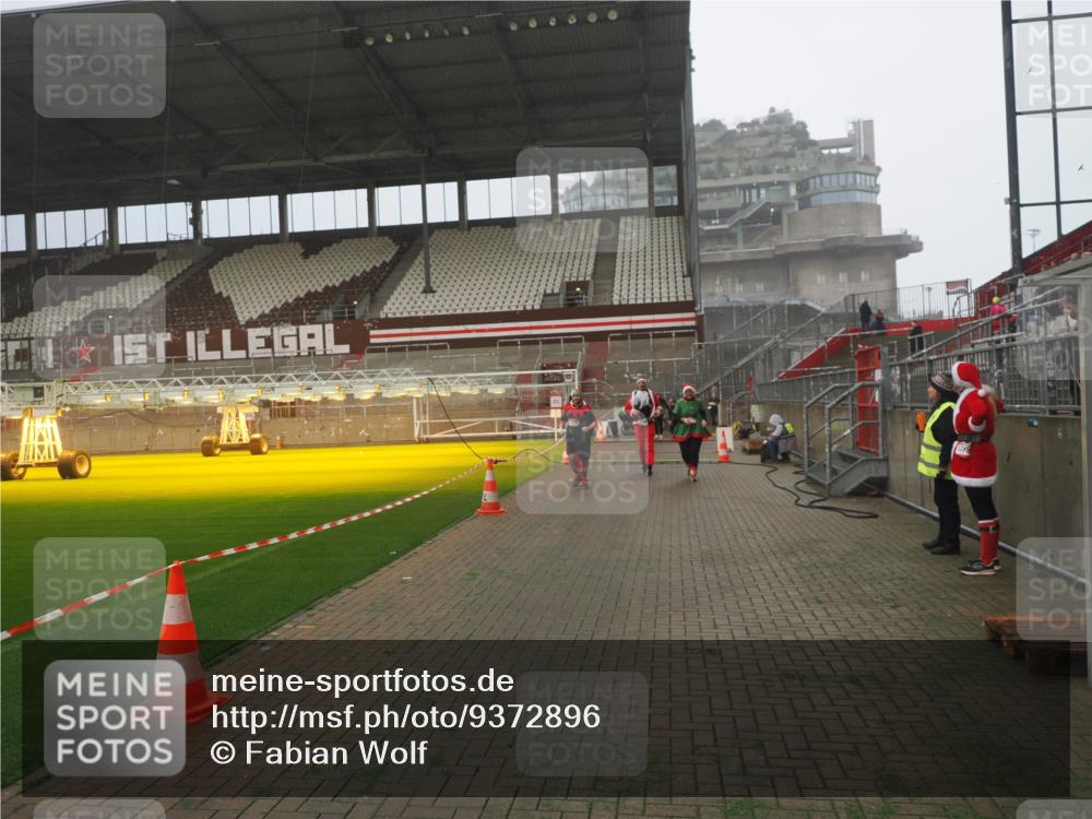 07.12.2025 - St. Pauli X-Mass-Run No. 15 Fabian Wolf http://msf.ph/oto/9372896 07.12.2025 10:12:22 Ziel 1070, 1072, 1074, 1077, 1526 meine-sportfotos.de