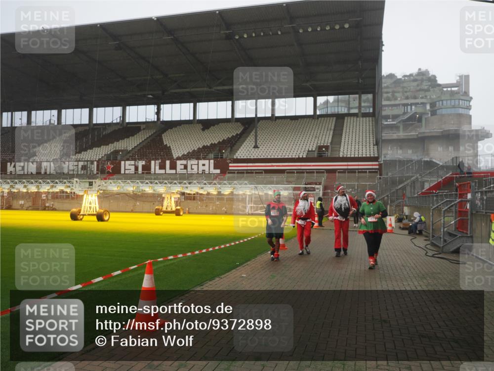 07.12.2025 - St. Pauli X-Mass-Run No. 15 Fabian Wolf http://msf.ph/oto/9372898 07.12.2025 10:12:26 Ziel 1070, 1072, 1074, 1077, 2758, 2760 meine-sportfotos.de