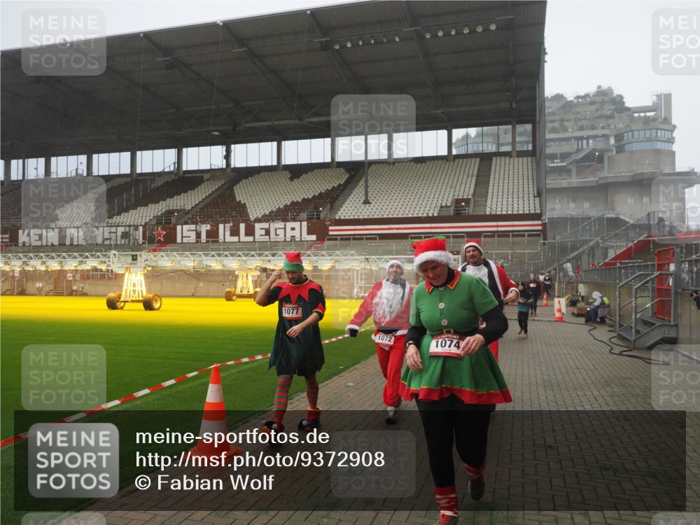 07.12.2025 - St. Pauli X-Mass-Run No. 15 Fabian Wolf http://msf.ph/oto/9372908 07.12.2025 10:12:29 Ziel 1070, 1072, 1074, 1077, 2758, 2760, 2770, 3585 meine-sportfotos.de