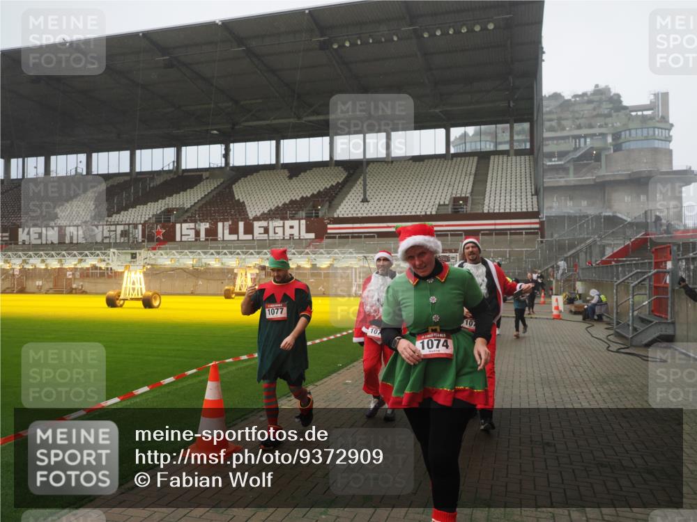 07.12.2025 - St. Pauli X-Mass-Run No. 15 Fabian Wolf http://msf.ph/oto/9372909 07.12.2025 10:12:30 Ziel 1070, 1072, 1074, 1077, 2758, 2760, 2770, 3585 meine-sportfotos.de