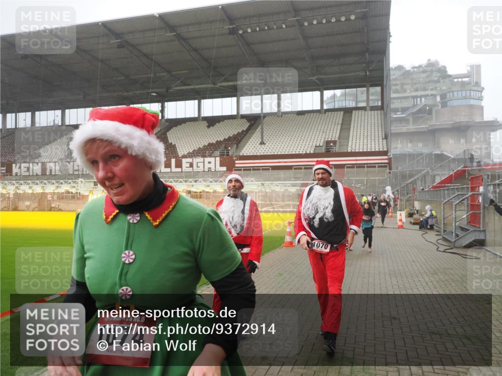 07.12.2025 - St. Pauli X-Mass-Run No. 15 Fabian Wolf http://msf.ph/oto/9372914 07.12.2025 10:12:31 Ziel 1070, 1072, 1074, 1077, 2758, 2760, 2770, 3585 meine-sportfotos.de